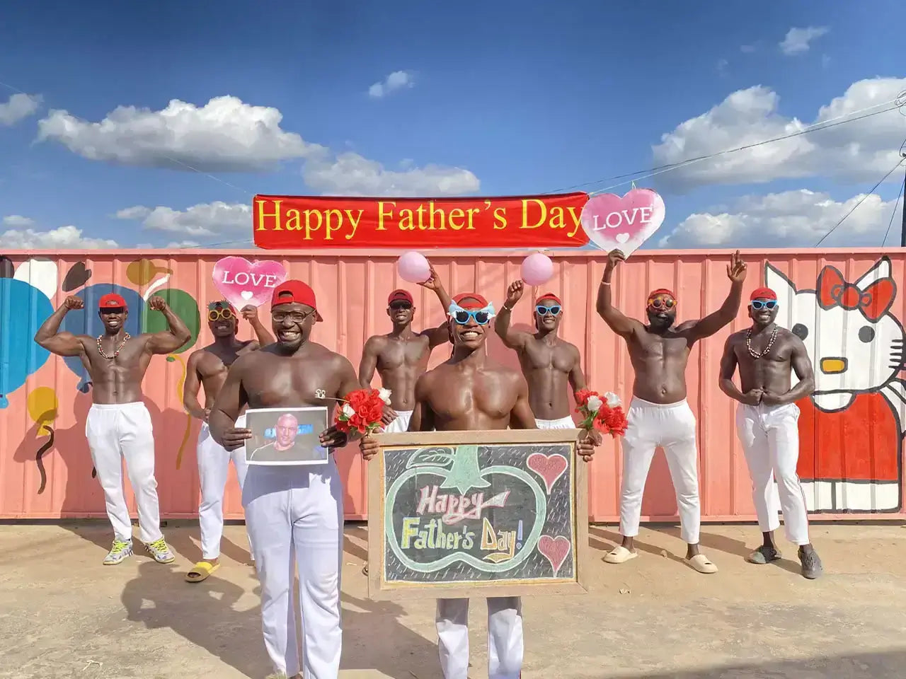 Қонақ үй бөлмесінде жиналған көпшілікке минет жасап жатқан жезөкшенің порно видеолары BDSM тақырыбымен виртуалды секс