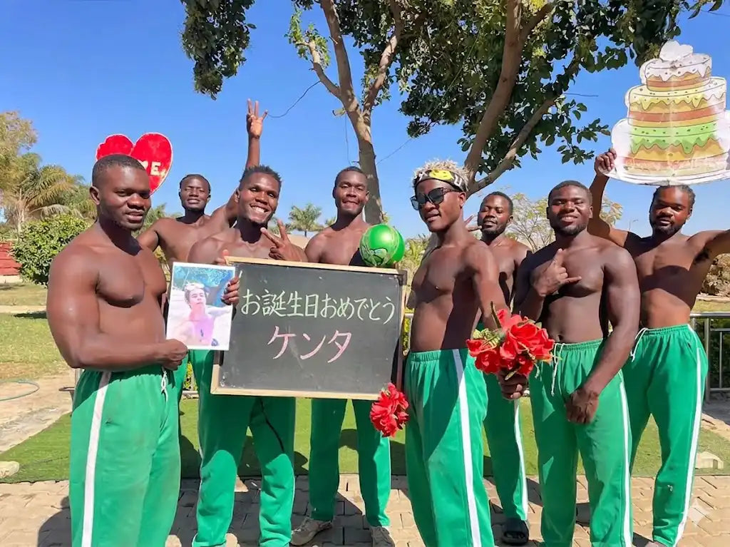 緑のズボンをはいた大男たち